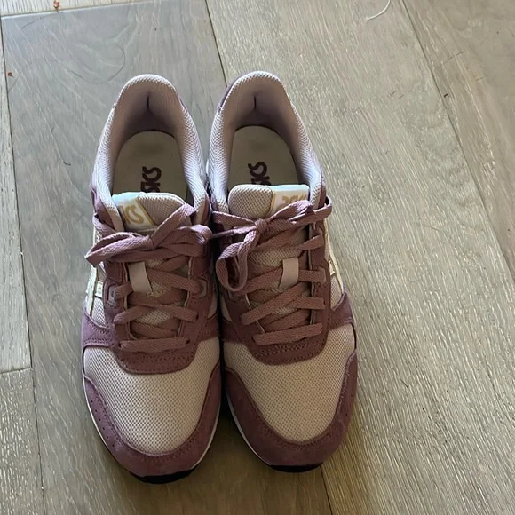 Only wore once women size 9 vintage style ASICS. - Picture 5 of 9